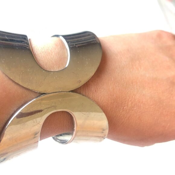 Figure Eight Hinge Cuff Silver - Picture 2 of 8